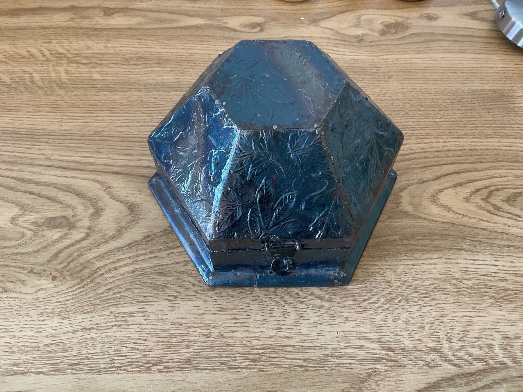 Statuette: Schatzkiste - in Form eines Rombodien. – Usato da Uster venduto da Hotelliquidation