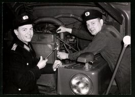 Fotografie KVP-Grenzsoldaten schrauben a