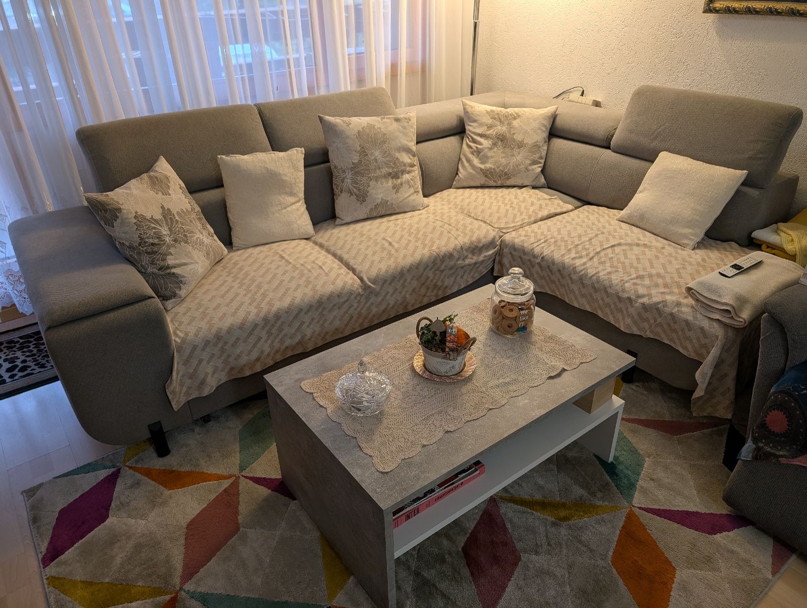 Conforama Divani: Ecksofa mit Bettfunktion inkl Tischlein – Nuovo (secondo la descrizione) da Zufikon venduto da Cmilan331