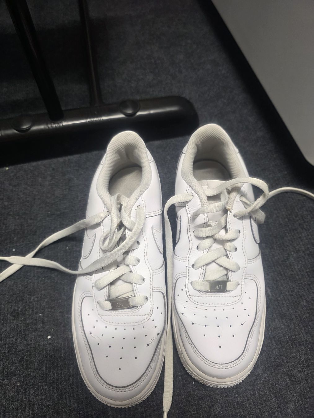 Nike Scarpe da uomo: Baskets Nike Air Force 1 blanches en bon état 37 – Usato da Tecknau venduto da Anadias