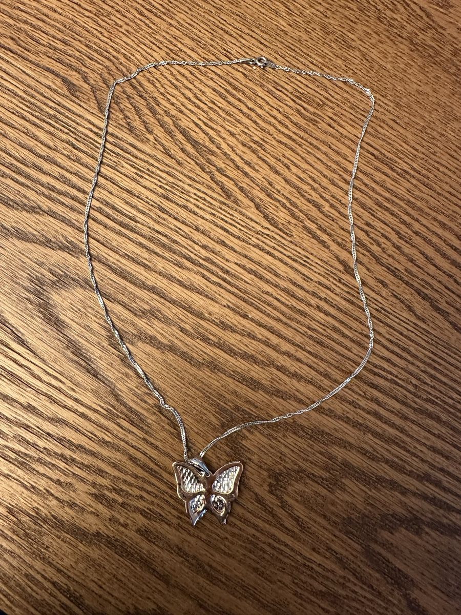 Catenine: Halskette aus Silber mit Schmetterling – Usato da Liestal venduto da Tschopp77