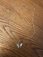 Halskette aus Silber mit Schmetterling
