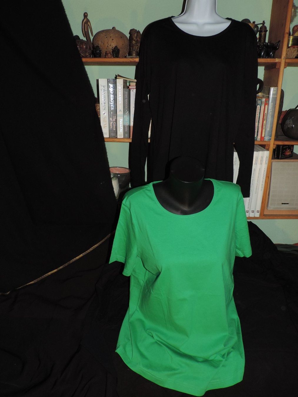 Lotti di vestiti: 2 t-shirt noir et vert – Usato da Genève venduto da Axelle333