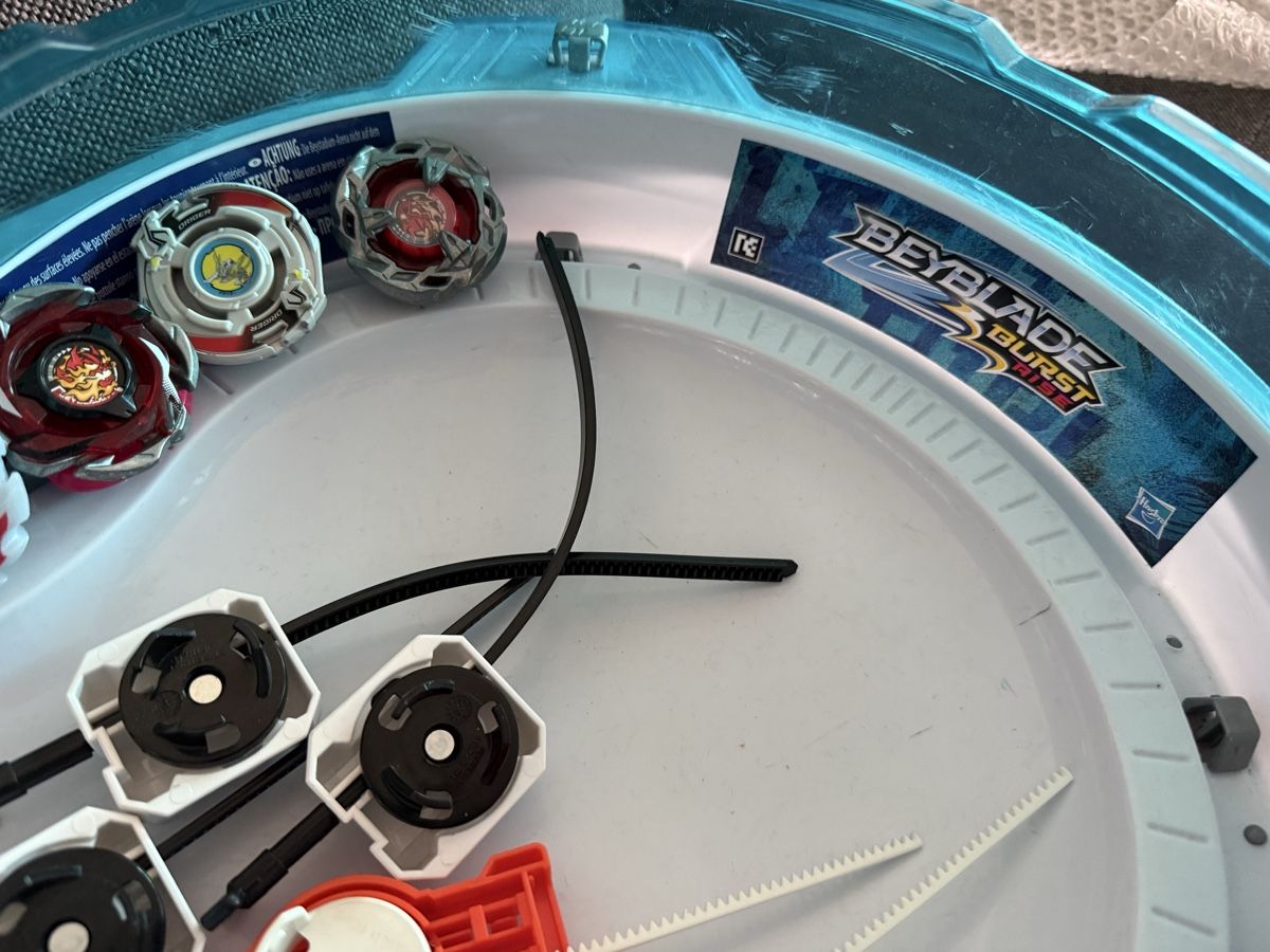 Hasbro Giocattoli: Beyblade Arena mit 5 Beyblades – Usato da Buchs SG venduto da and_d8tp 2