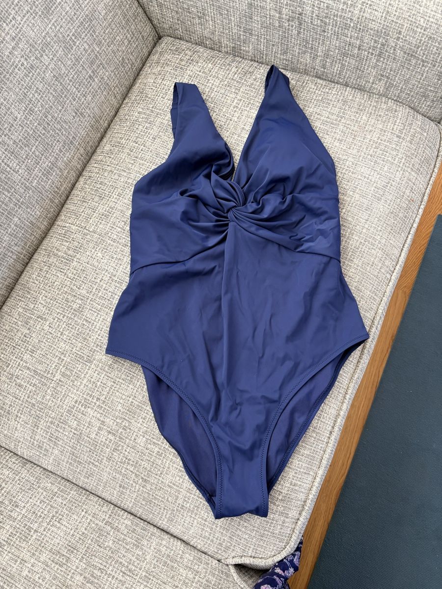 H&M Badekleider & Bikinis: Badeanzug H&M dunkelblau Grösse 44  – Gebraucht aus Münchenstein von Miresolese 1