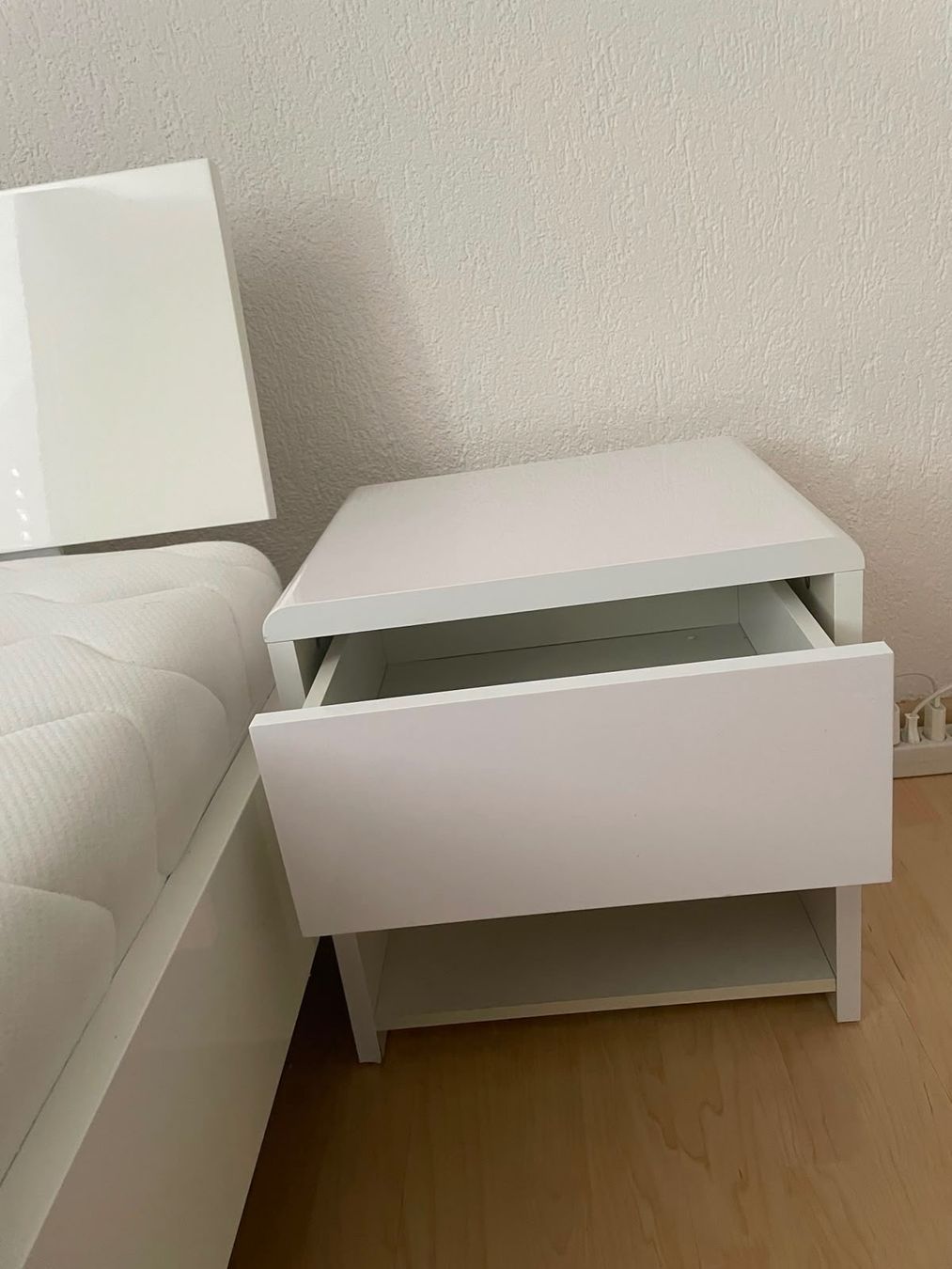 Micasa Betten: Bett 140 x 200 cm Weiss/Hochglanz mit Nachttisch – Gebraucht aus Tägerig von Bluefire04 6