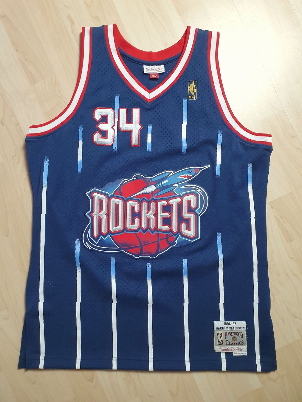 Mitchell & Ness Canottiere & Pantaloni: Mitchell & Ness Rockets Olajuwon #34 Retro Trikot Gr. L – Nuovo (secondo la descrizione) da St. Gallen venduto da CaliSunshine