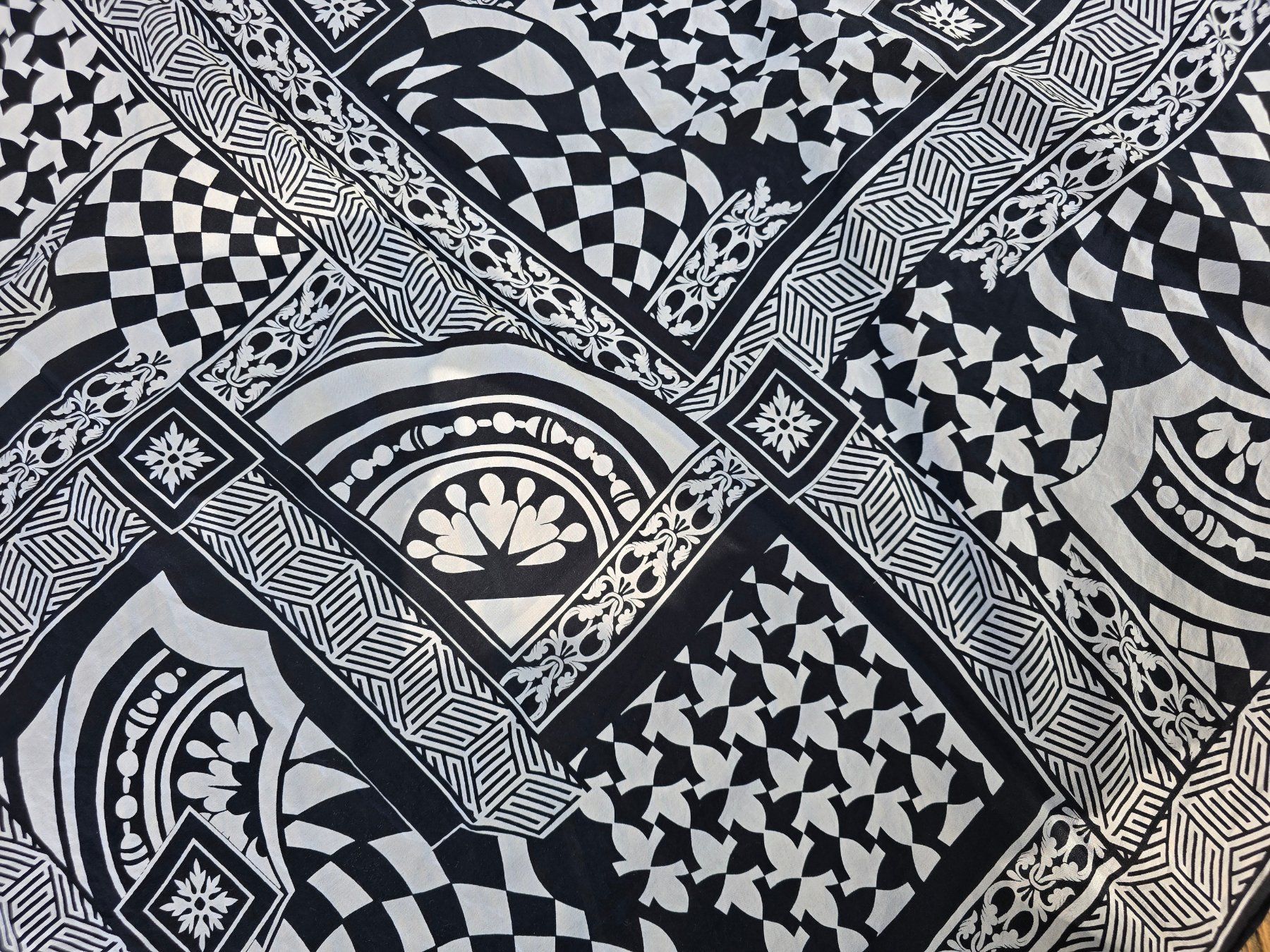 Foulard & Sciarpe: Schal: geometrisches Muster schwarz/weiss Seide – Usato da Romanshorn venduto da Rachacha 2