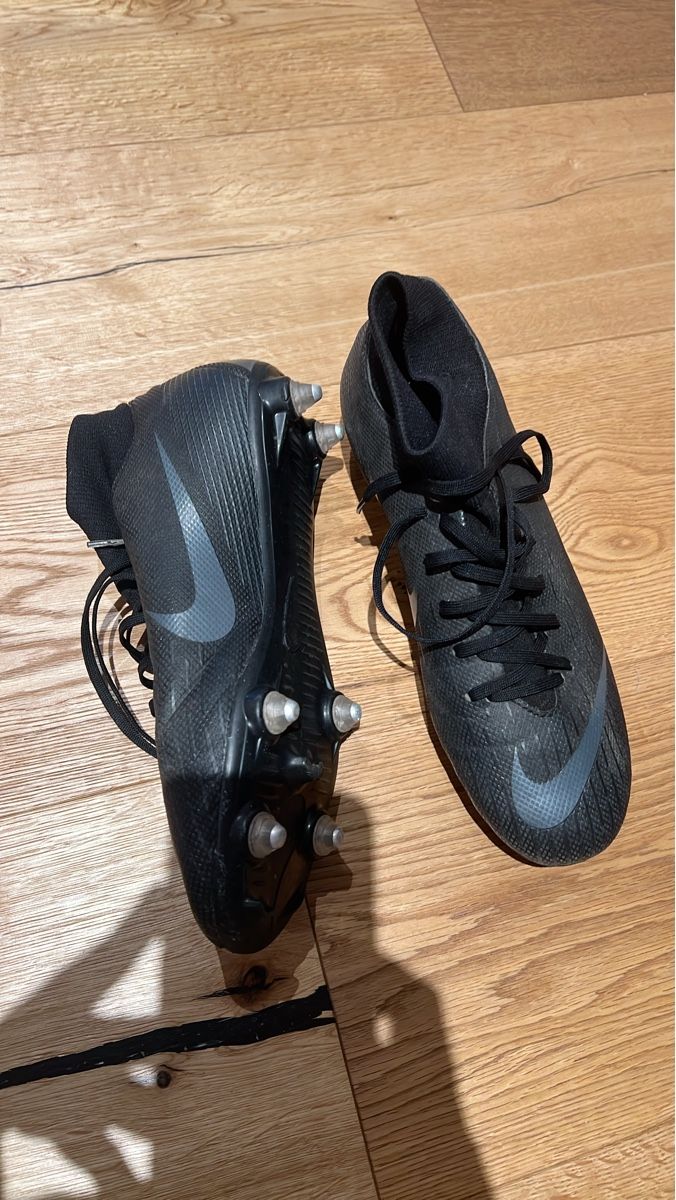 Nike Schuhe für Jungen: Nike Fussballschuhe Gr. 40 – Gebraucht aus Feldbrunnen von soon-nam