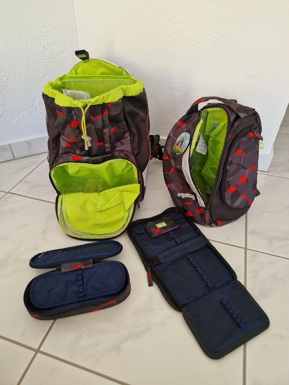 Ergobag Borse & Zaini: Ergobag Schulranzen Set mit 2x Etui und Turnrucksack – Usato da Schindellegi venduto da COIFFY 1