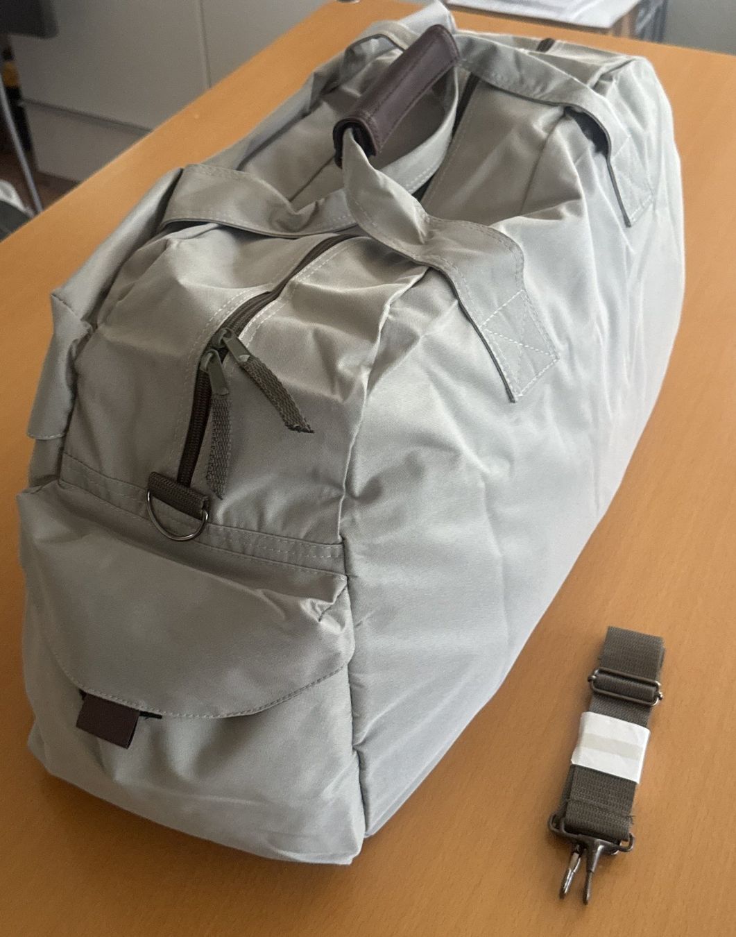 Borse: Sac de voyage en microfibre - Beige – Nuovo e nell'imballaggio originale da Prez-vers-Noréaz venduto da Joenicorn 1