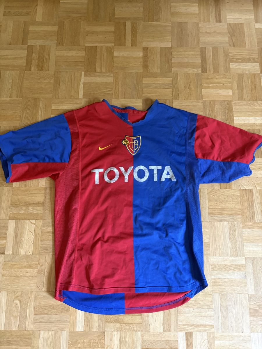Leibchen & Hosen: FC Basel Varela Trikot – Gebraucht aus Basel von jab_9lqd