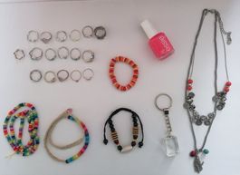 Modeschmuck-Set: Ringe, Ketten, Armbänder