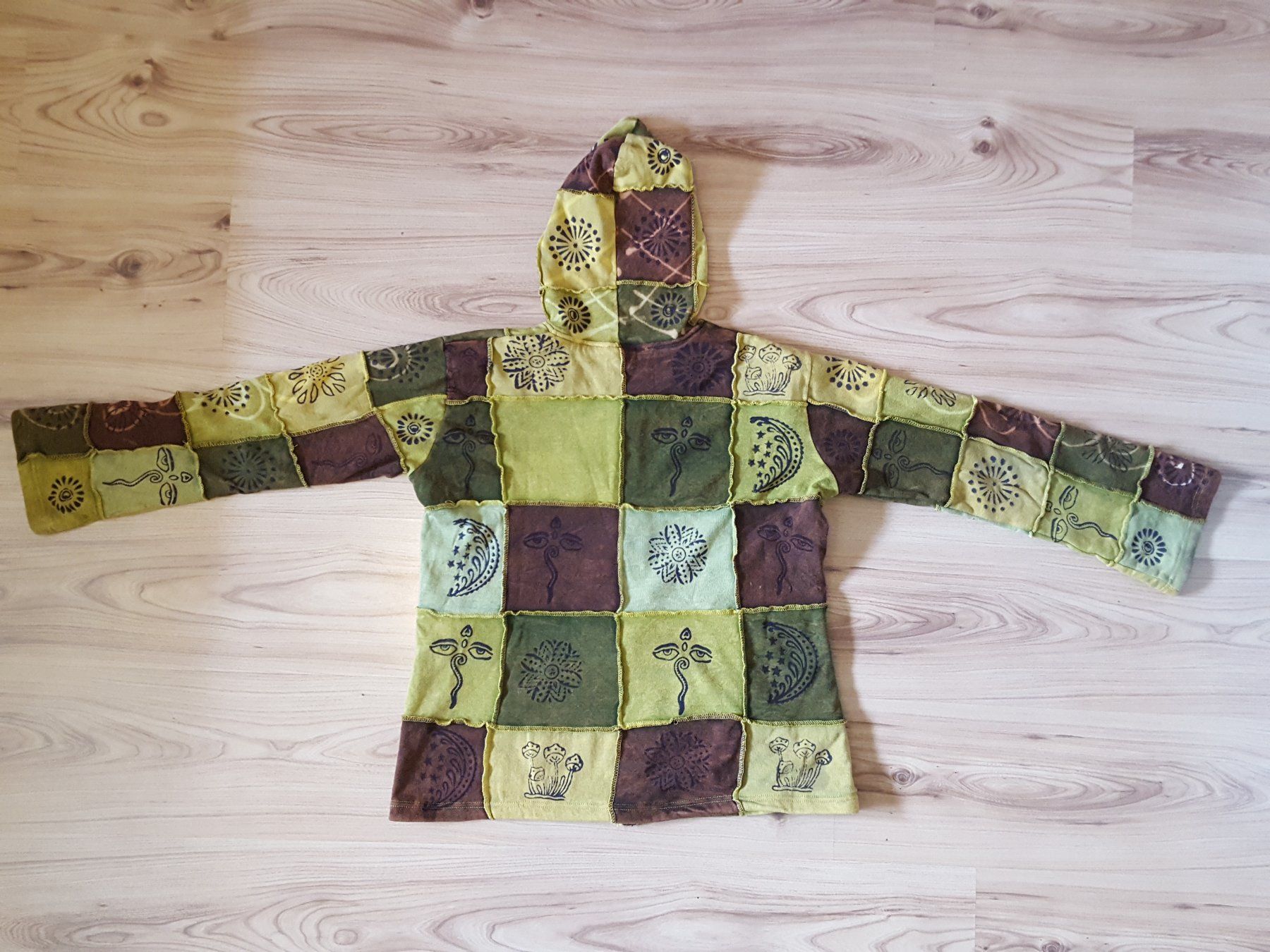 Giacche: Stylische Patchwork Jacke mit Reissverschluss und Kapuze – Usato da Worb venduto da FroLok 2
