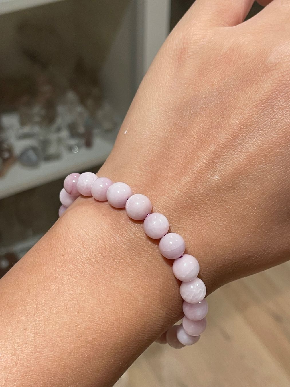 Mineralien & Heilsteine: Kunzit-Perlenarmband – Neu und originalverpackt aus Schiers von sisikristall
