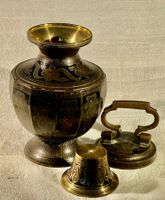 Lota indien en cuivre gravé, avec couvercle et gobelet