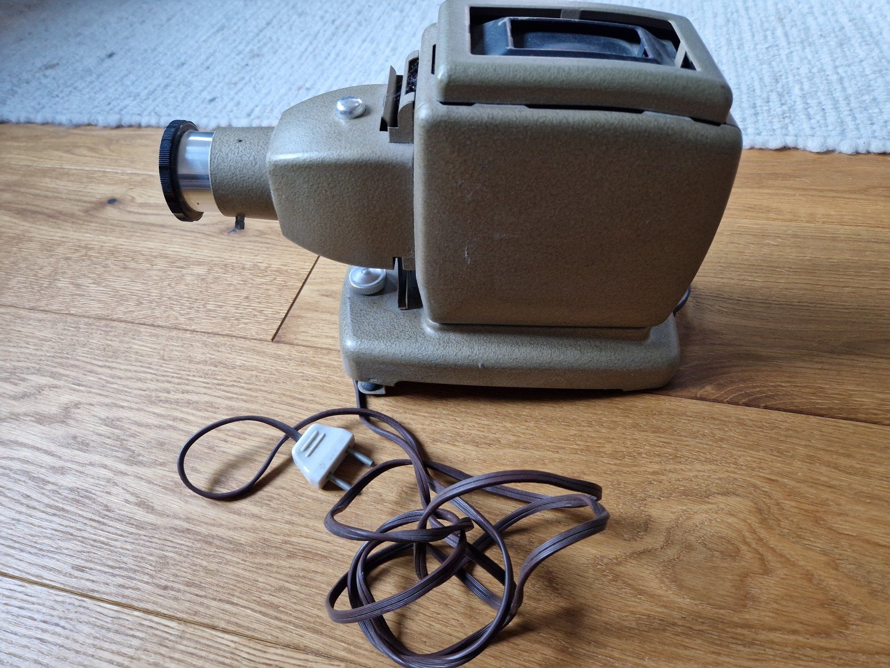 Home Cinema: Diaprojektor Agfa – Usato da Meikirch venduto da Steigerhubel 1