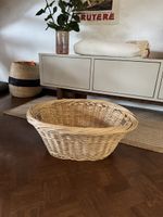 Praktischer Korb aus Strohgeflecht