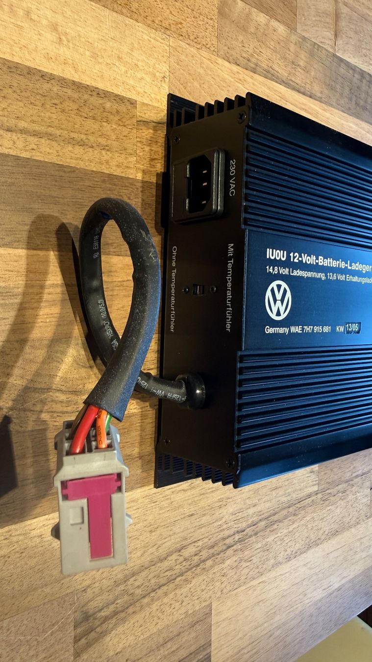 Chargements: 12 Volt Ladegerät VW T5 – D'occasion à Buochs par Lieni-jr 1
