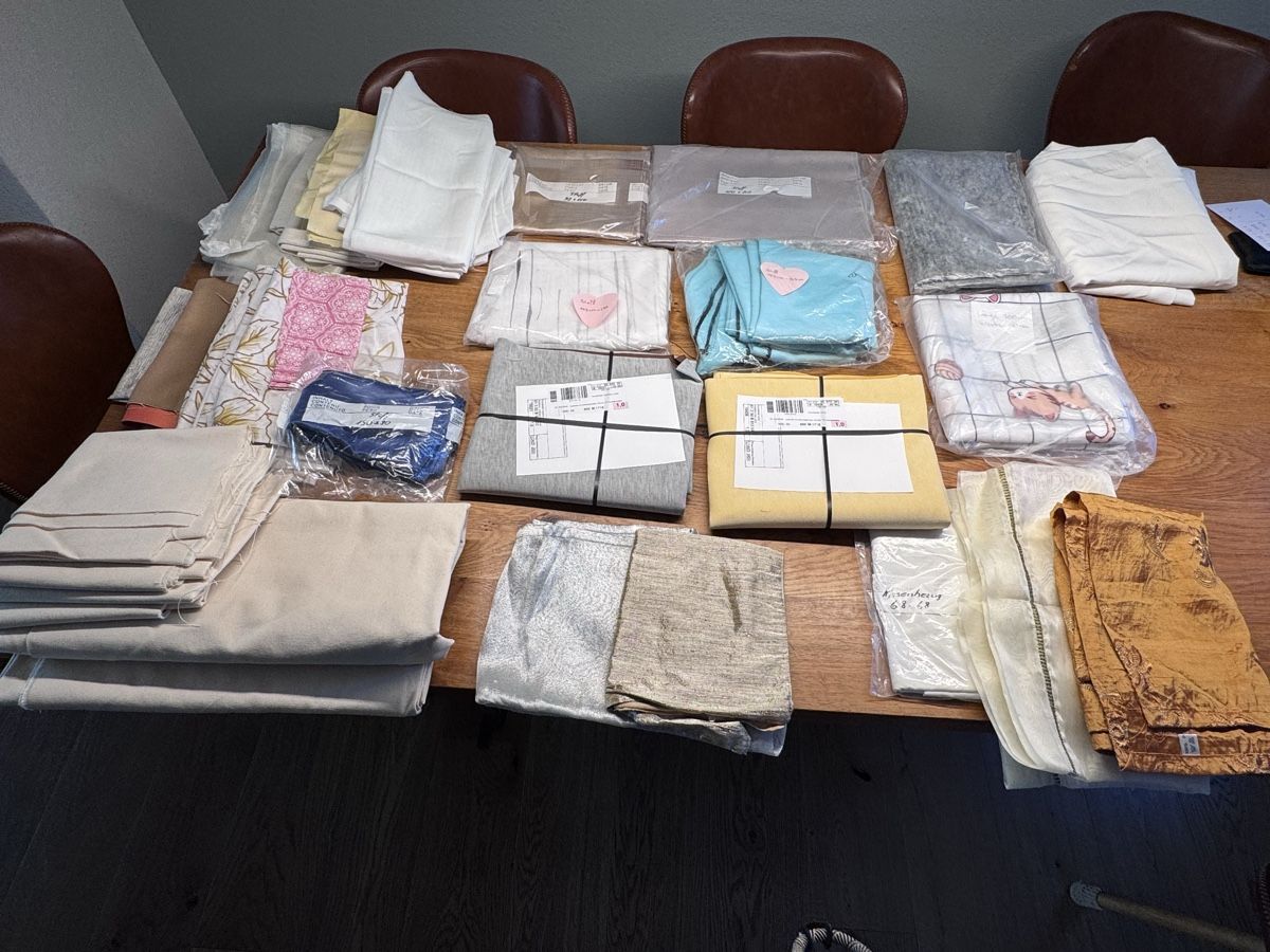 Tissus: Stoff-Set auch Kunstleder  – D'occasion à Niederbüren par Oetschli