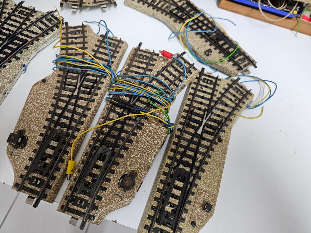 Lot De 20 Fixations Électriques Digitaux Hornby R8232 - Clips Aiguillages Pour Modélisme Ferroviaire