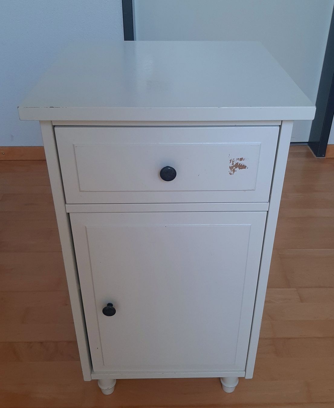 Tables de nuit: Kommode / Nachttisch weiss aus Holz – D'occasion à Wenslingen par meli.99