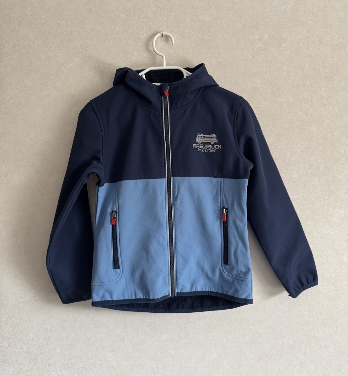 Giacche & Cappotti: Kinder Softshell Jacke Gr. 134/140 – Nuovo (secondo la descrizione) da Flumenthal venduto da Krajan