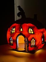 Halloween Kürbishaus mit Rabe & Spinnennetz-Effekt