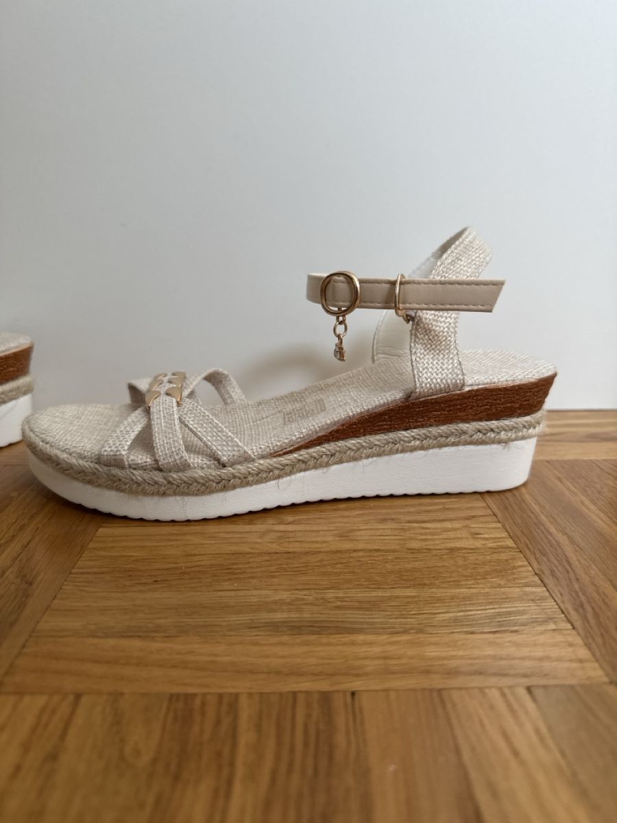 Chaussures femmes: Sandales beige et dorées neuves – Neuf avec emballage d'origine à Crassier par GGblue23515 1