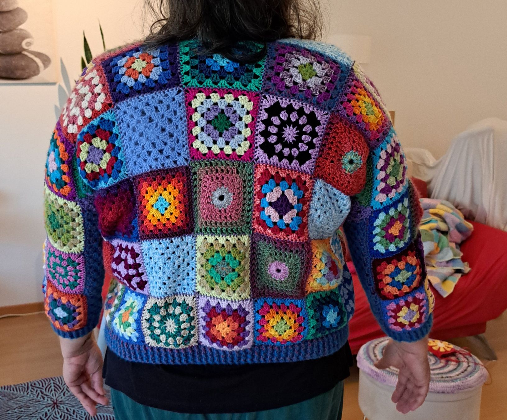 Vestes: Bunte, handgemachte Granny Square Strickjacke, ca Gr. 42 – Neuf (Voir description) à Schliern b. Köniz par Suena1 6