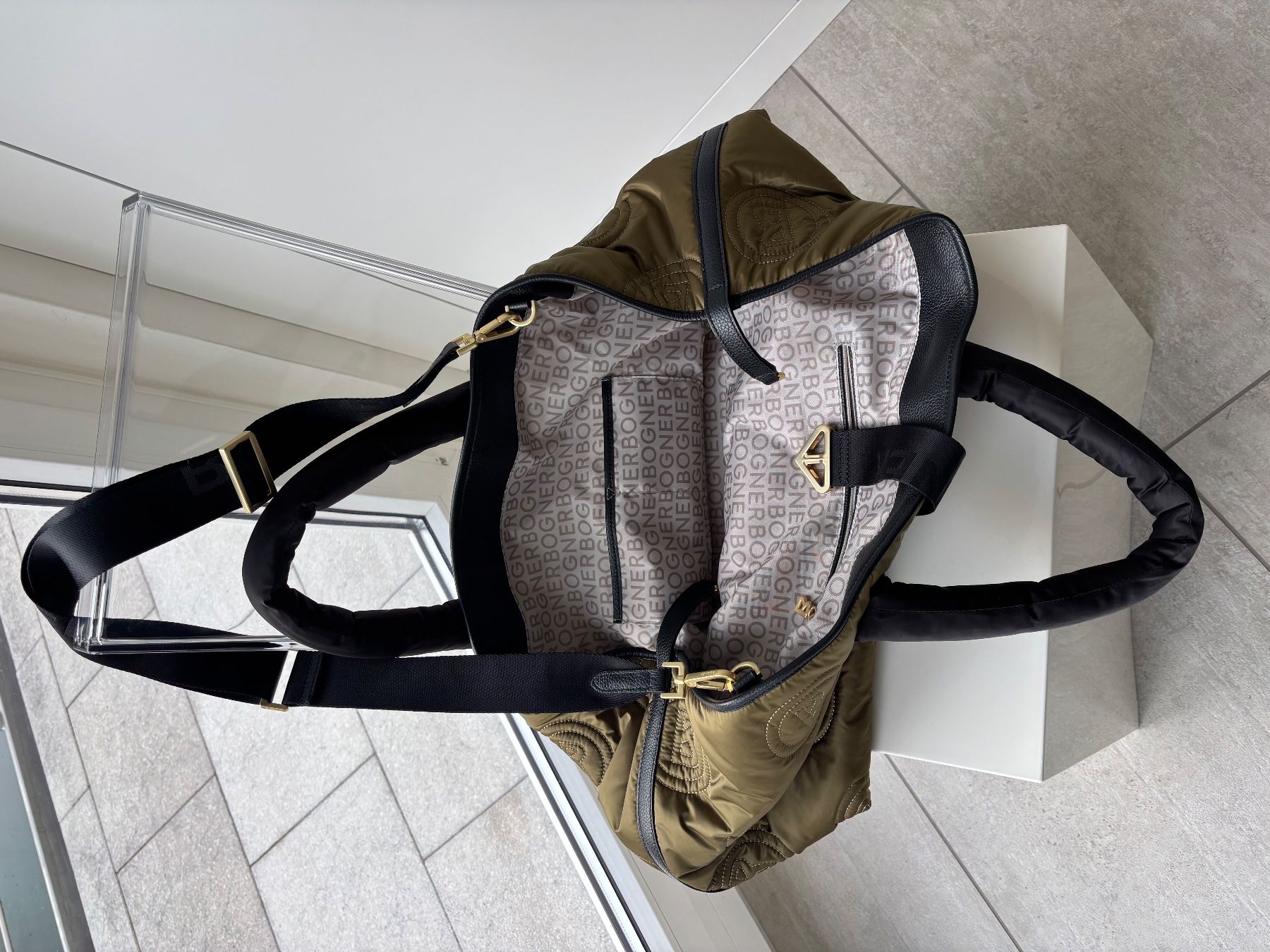 Bogner Borse da donna: Bogner Tasche olivgrün gesteppt – Usato da Chur venduto da Monika100 2