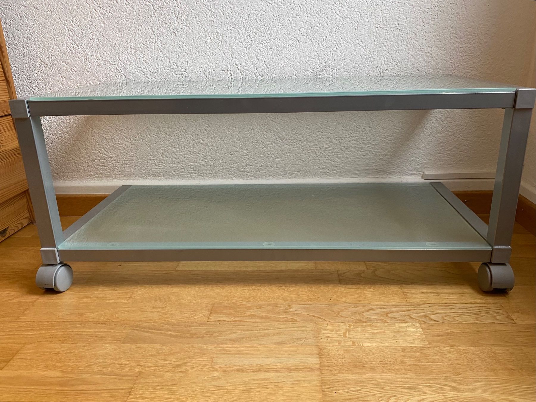 Tavoli: Kompaktes TV-Möbel mit Rollen / moderner Beistelltisch – Usato da Bern venduto da 1grenierdeSofine. 1