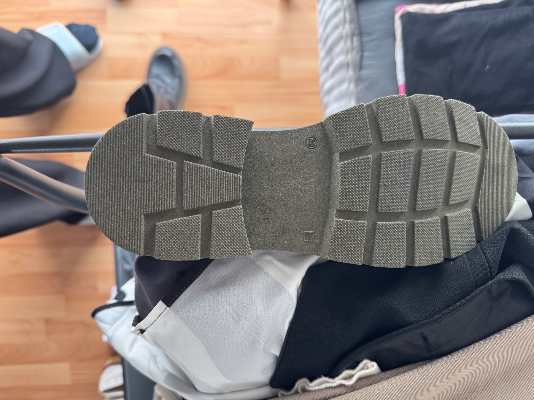 Mjus Scarpe da donna: Stiefelette von Mjus, Grösse 39, Leder, schwarz – Nuovo (secondo la descrizione) da Rorschacherberg venduto da beeechen 4