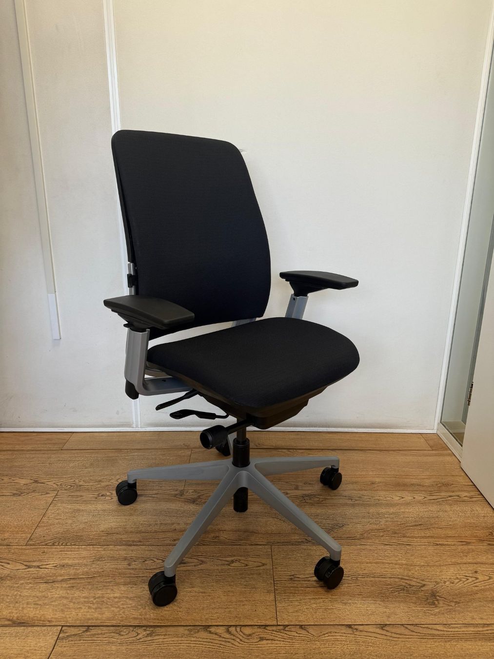 Steelcase Stühle: Steelcase Amia Grey/Black – Gebraucht aus Purmerend von Offeco 9