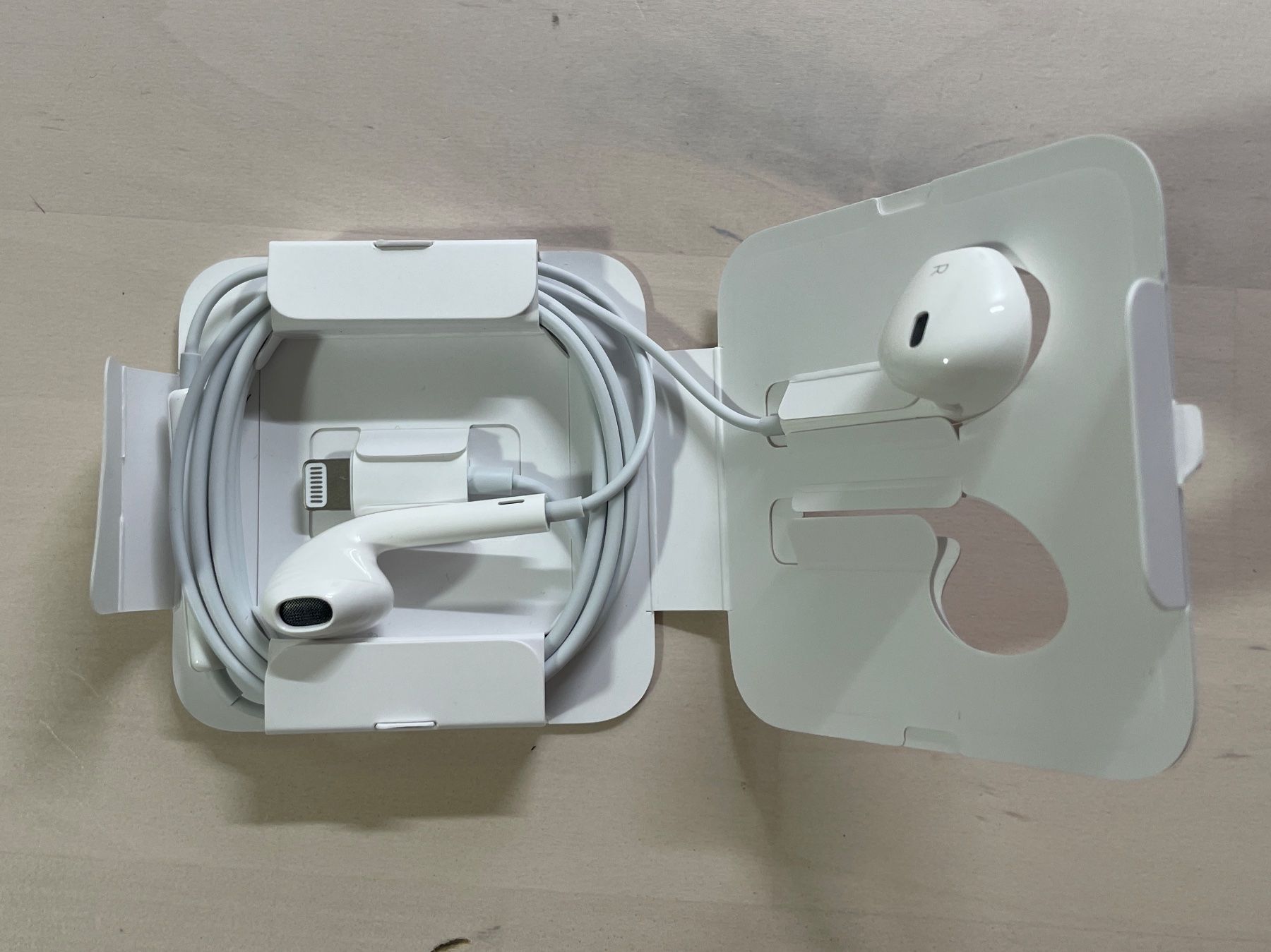 Apple Cuffie: Apple EarPods Lightning Kopfhörer - Neu Originalverpackt! – Nuovo e nell'imballaggio originale da Thun venduto da spring23 1