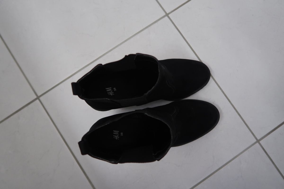 H&M Chaussures femmes: schwarze Winterstiefel – D'occasion à Bassersdorf par secondhand_clothing 1
