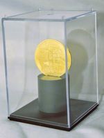 SELTENER GOLD BITCOIN IN PLEXIGLAS VITRINE MÜNZE VERGOLDET