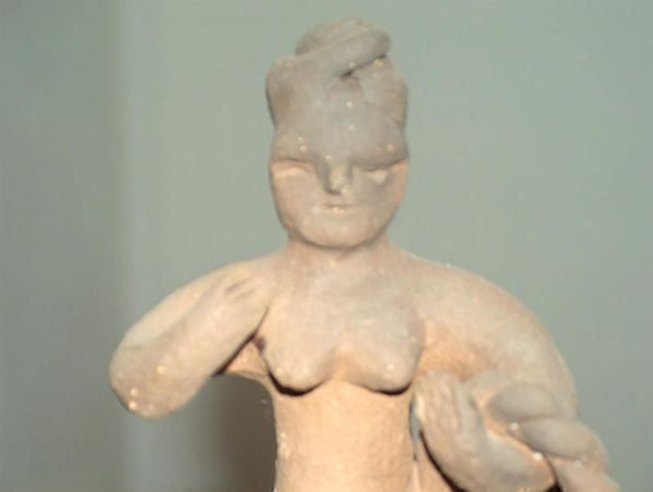 Figuren: Weibliche Terracotta- Figur (Nr. 2) mit Korb – Gebraucht aus Geroldswil von ARTEFACTO 6