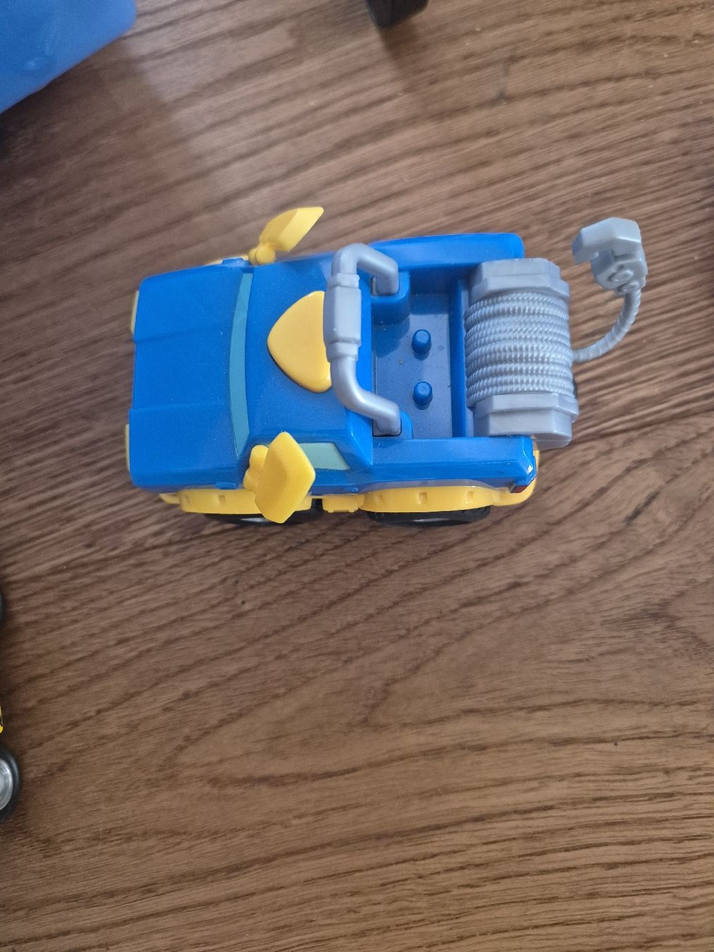 Spielzeuge: Toy car blue and yellow  – Gebraucht aus Zürich von mar_h988 2