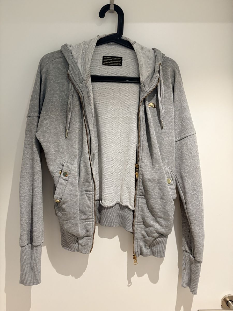 Nike Giacche: Graue Nike Hoodie Jacke Grösse S – Usato da Münchenstein venduto da Miresolese