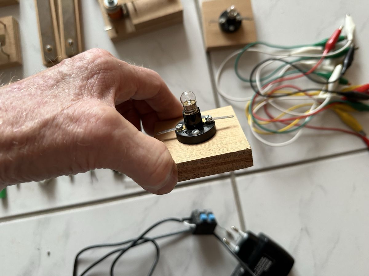Spielzeuge: Der kleine Elektrotechniker – Gebraucht aus Oberengstringen von Affeier0 4