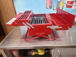 Tragbarer Grill Werkzeugkoffer Design rot Metall neuwertig