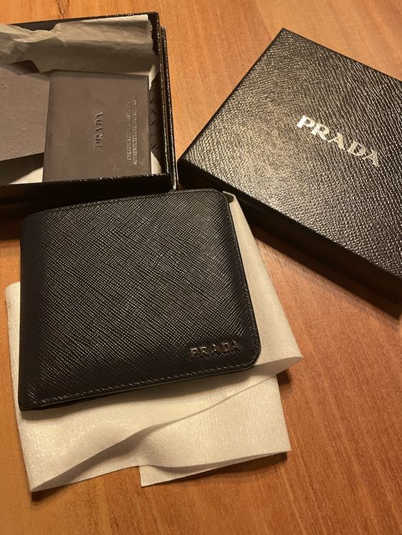 Prada Portafogli: Prada Portemonnaie Herren dunkelblau Leder neuwertig – Nuovo (secondo la descrizione) da Basel venduto da Mb2