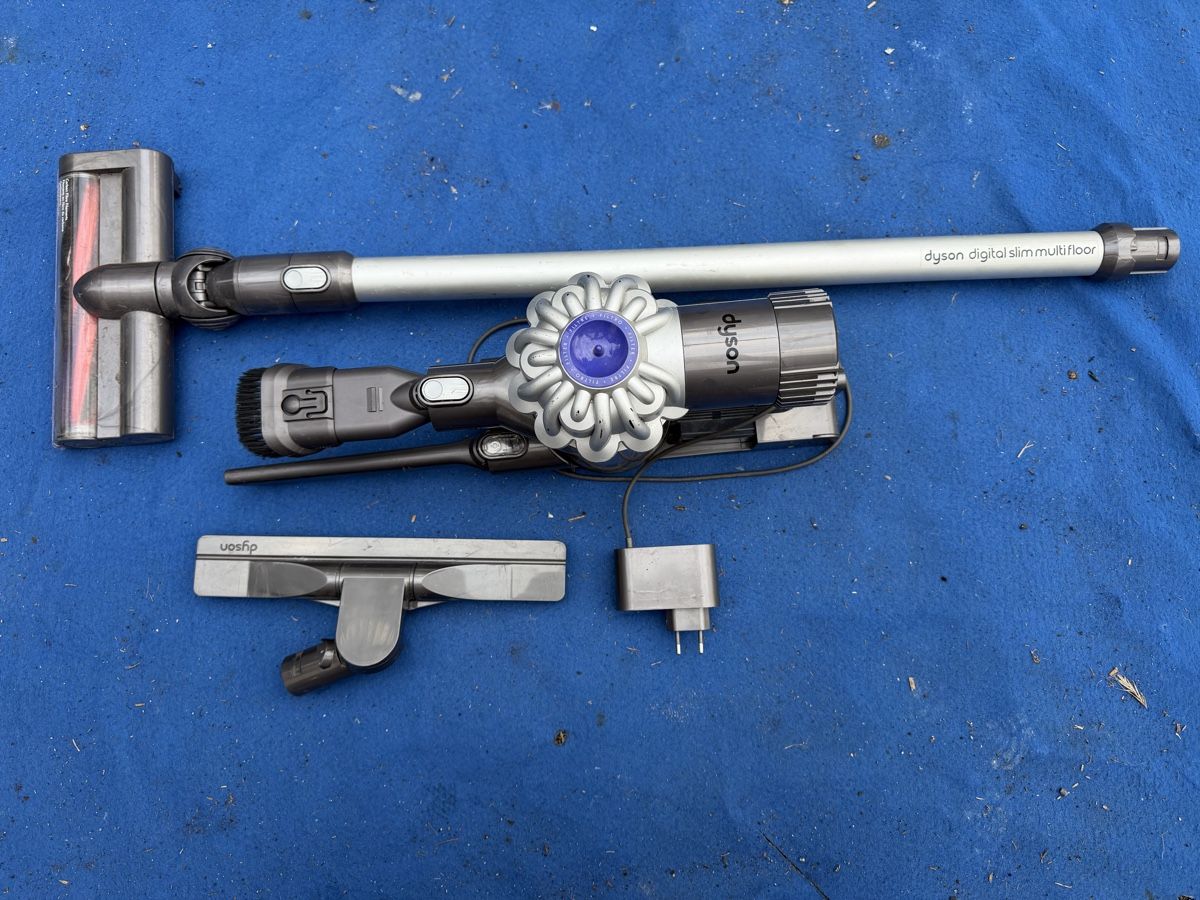 Dyson Aspirateurs & Accessoires: Dyson v8 – D'occasion à Camorino par CamperCommunity 1