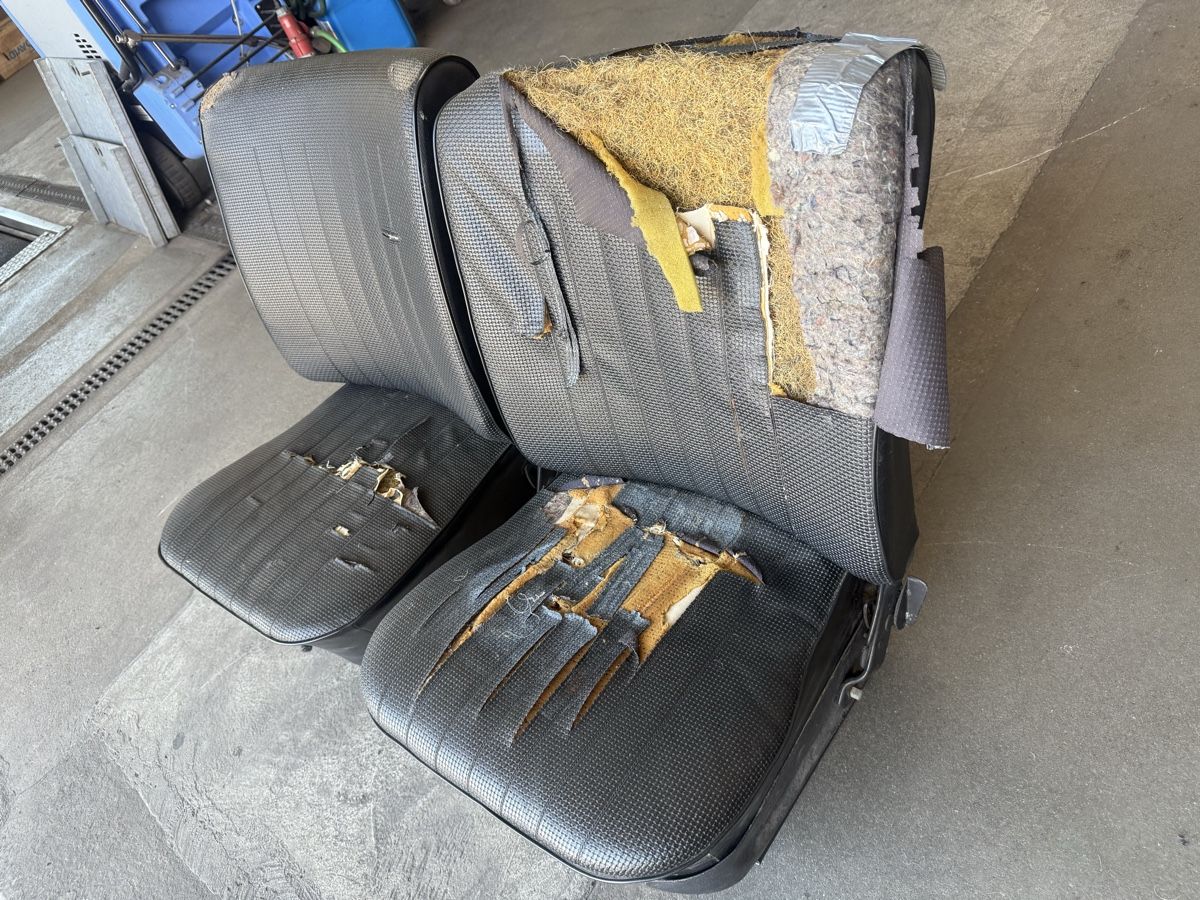 VW Tutti pezzi di ricambio auto: Sitze VW Käfer 1970 – Difettoso da Dürrenäsch venduto da Schmotzli0 1