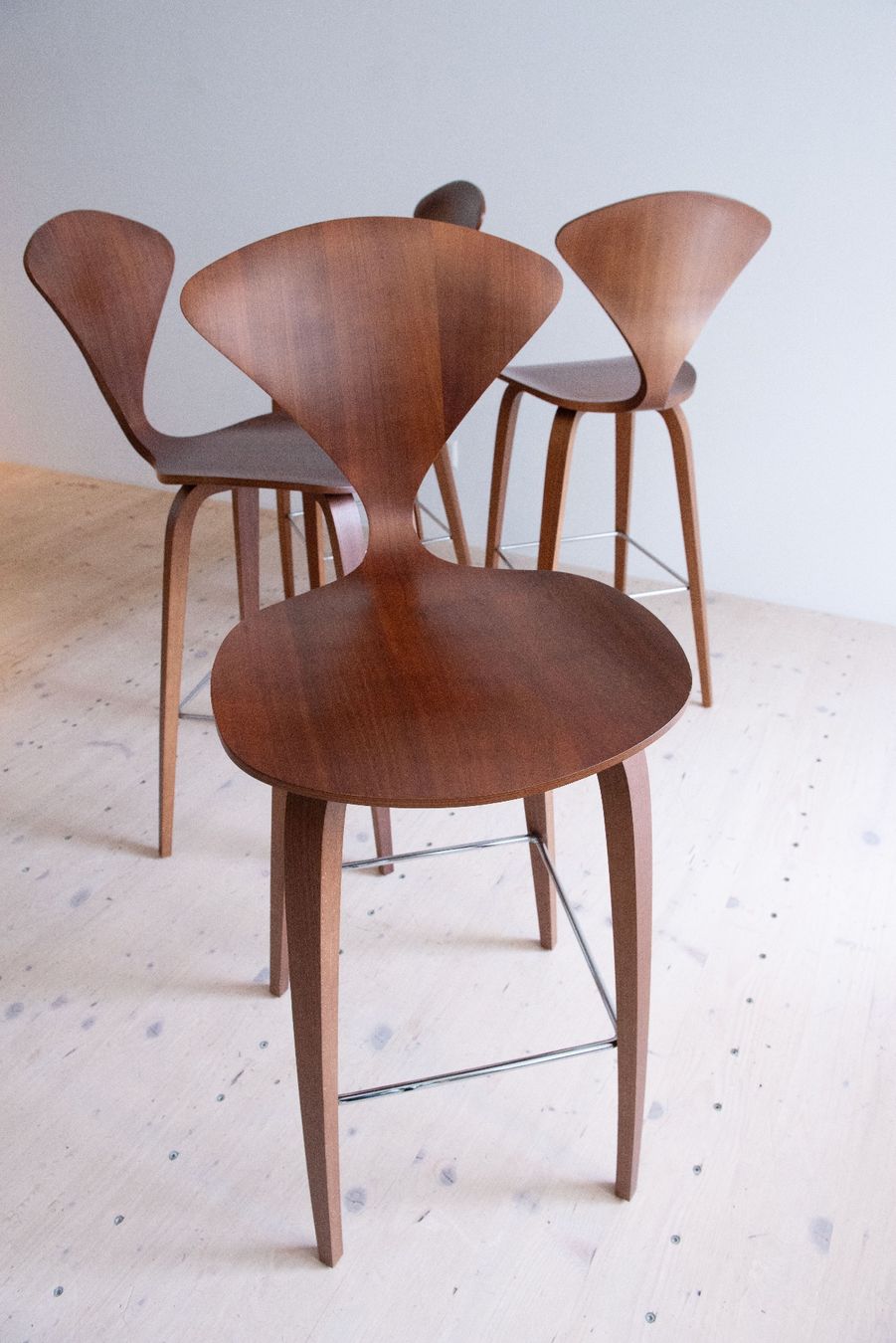 Stühle: Set of 4 Norman Cherner Bar Stools Walnut – Gebraucht aus Zürich von heydaymoebel 5