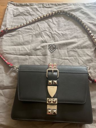 Prada Damen Tasche Schwarz Nieten Schultergurt Saffiano L...