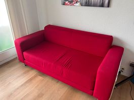 Rotes Sofa mit Chrom-Akzenten – gemütlich für den Sommer!