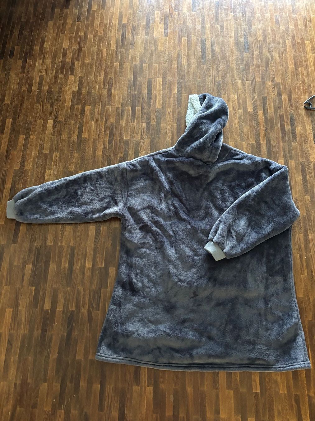 Altro in  Abbigliamento & Accessori: Kuscheldecke mit Ärmel Kapuze dunkelgrau – Usato da Hinwil venduto da liviipivii 1