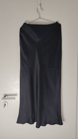 & Other Stories Satin Midi Skirt Black Size 38